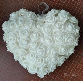 Cuore grande ricoperto di rose bianche