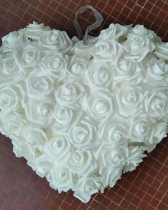 Cuore grande ricoperto di rose bianche