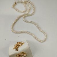 collana e orecchini di perle.