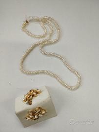 collana e orecchini di perle.