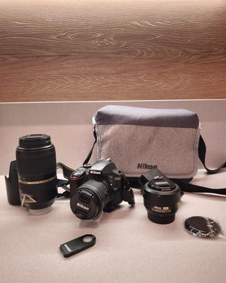 Nikon d3300 con vari obiettivi e accessori