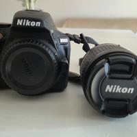 Nikon D5600 con teleobiettivo + borsa originale