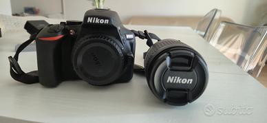 Nikon D5600 con teleobiettivo + borsa originale