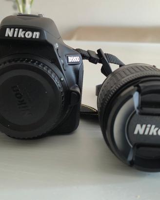 Nikon D5600 con teleobiettivo + borsa originale