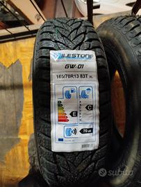 coppia di pneumatici auto nuovi 