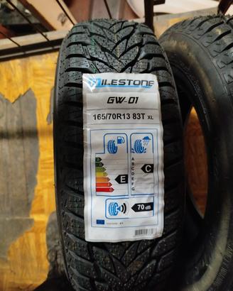 coppia di pneumatici auto nuovi 