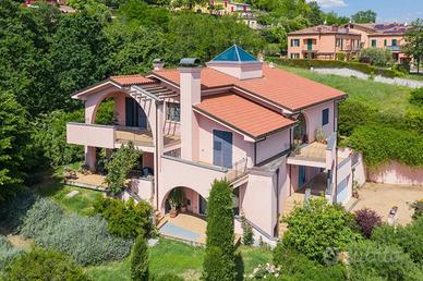 Villa di 500 m² con più di 5 locali e box auto dop