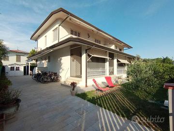 Villa di 260 m² con più di 5 locali a Pietrasanta