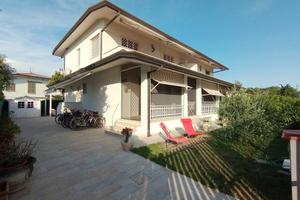 Villa di 260 m² con più di 5 locali a Pietrasanta