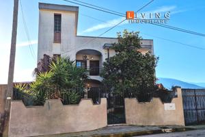 VIlla indipendente con giardino, terrazzo e garage