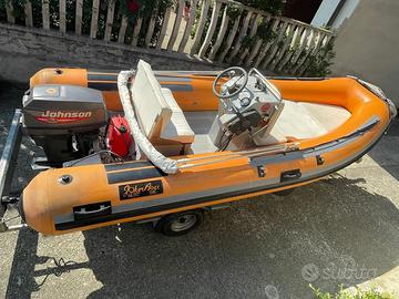 Gommone con motore e carrello