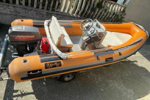 Gommone con motore e carrello