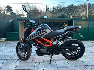 Ktm duke 125 2022 1326km 4000 trattabili