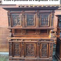 Mobile a zampa di leone in legno intarsiato