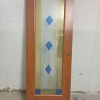 Porta  con vetrata a  scrigno.