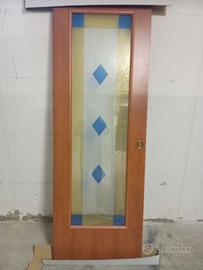 Porta  con vetrata a  scrigno.