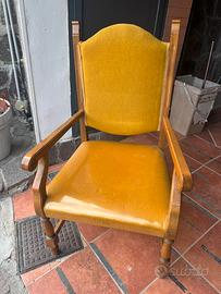 Poltrona Vintage in Legno e Tessuto Giallo