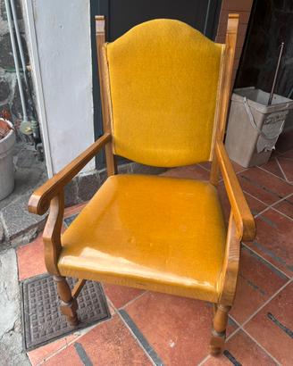 Poltrona Vintage in Legno e Tessuto Giallo
