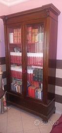 Vetrinetta / Libreria in legno scuro con ante