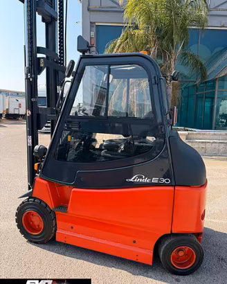 CARRELLO ELEVATORE ELETTRICO LINDE E 30