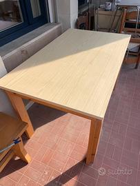 Tavolo in legno allungabile e sedie