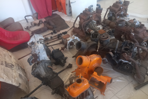 Auto d'epoca parzialmente restaurata