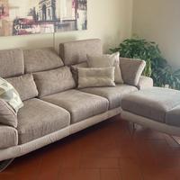 Divano 4 posti con pouf “Gimigliano” Poltronesofà