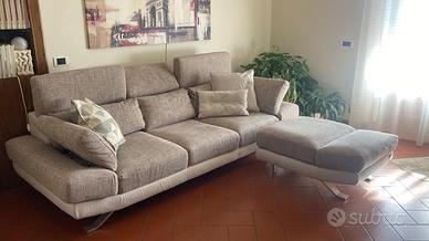 Divano 4 posti con pouf “Gimigliano” Poltronesofà