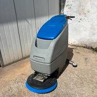 Lavasciuga pavimenti a batteria con trazione