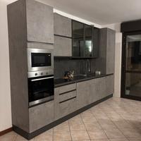 Cucina con elettrodomestici inclusi