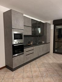 Cucina con elettrodomestici inclusi