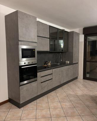 Cucina con elettrodomestici inclusi