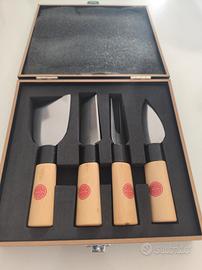 Set 4 coltelli da formaggio con manico in legno 