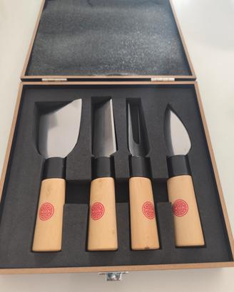 Set 4 coltelli da formaggio con manico in legno 