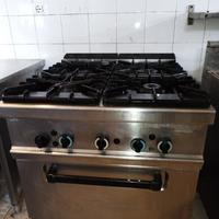 CUCINA PROFESSIONALE 4 FUOCHI CON FORNO STATICO

