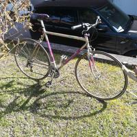 Bici da corsa con manubrio da città