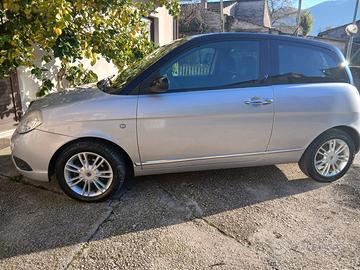 Lancia ypsilon grigia e nera in buono  stato