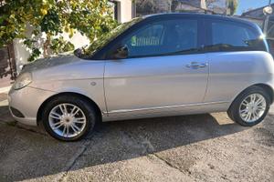 Lancia ypsilon grigia e nera in buono  stato