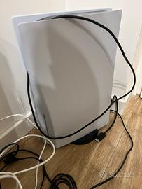 Playstation 5 con joystick e videogiochi