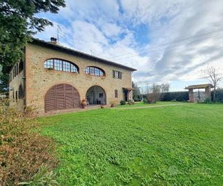 Rustico / Casale di 450 m² con più di 5 locali e b