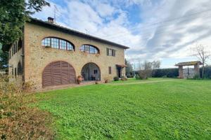 Rustico / Casale di 450 m² con più di 5 locali e b