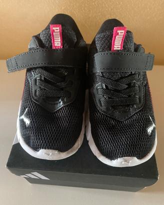 Scarpe bimba Puma n.24. Colore nero. Leggerissime.
