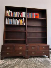 Libreria a scaffale con cassettone stile inglese.
