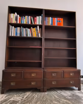 Libreria a scaffale con cassettone stile inglese.