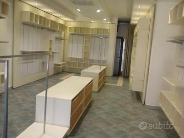 Arredamento negozio in blocco