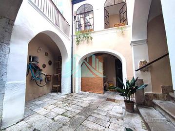Appartamento di 170 m² con 5 locali e posto auto a