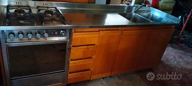 cucina in legno con forno 