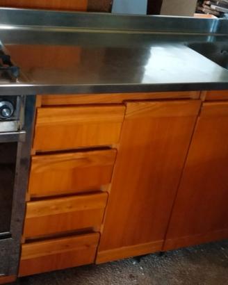 cucina in legno con forno 
