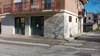 Locale doppia vetrine con ampia visibilita'