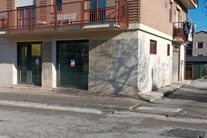 Locale doppia vetrine con ampia visibilita'